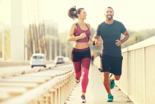 Ein Paar geht zusammen joggen.