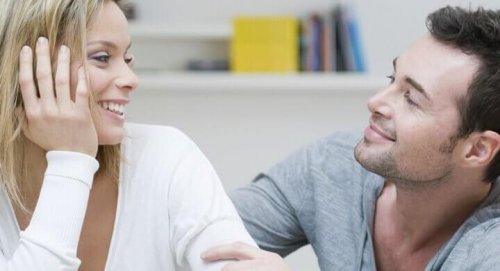 Eine Frau und ein Mann sprechen miteinander und lachen.