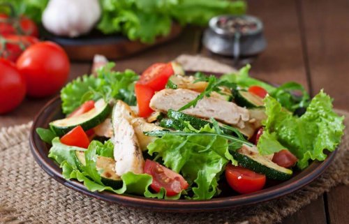 Salat mit Hühnerbruststreifen