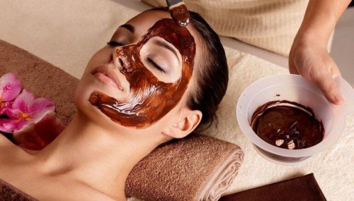 Eine Maske aus Schokolade und Mandelöl wird einer Frau aufgetragen.