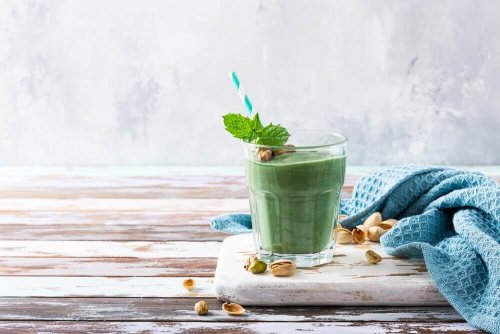 Ein grüner Smoothie aus Spirulina.