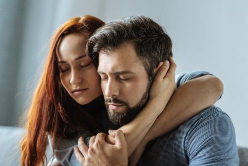 Eine Frau umarmt einen Mann und bietet ihm Unterstützung.