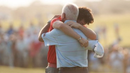 Vater und Sohn umarmen sich