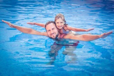 Vater und Tochter im Schwimmbad