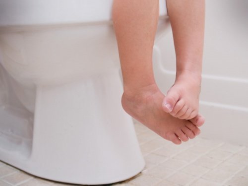 Eine Routine für den Gang zur Toilette kann bei Verstopfung bei Kindern helfen