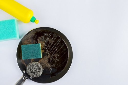 Angebrannte Pfannen schnell säubern – 4 Tipps