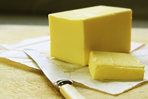 Reibe kalte Butter mit der Käsereibe