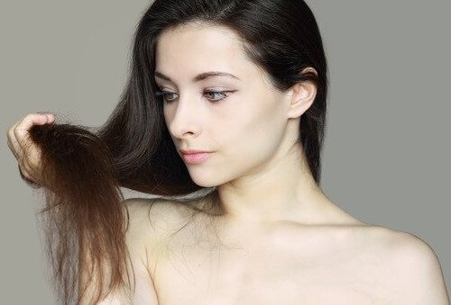 Trockenes Haar mit Honig behandeln