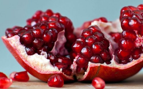 Du kannst einen Granatapfel mit einem Holzlöffel schälen