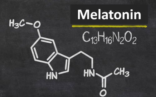 Melatonin ist ein Hormon, das in der Zirbeldrüse hergestellt wird