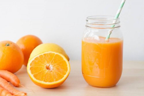 Orangensaft mit einer Flaschenöffnung pressen