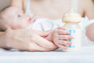 Umstellung von der Brust zur Flasche: Was du vorher wissen solltst