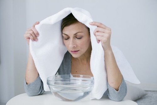 Frau nimmt Dampfbad