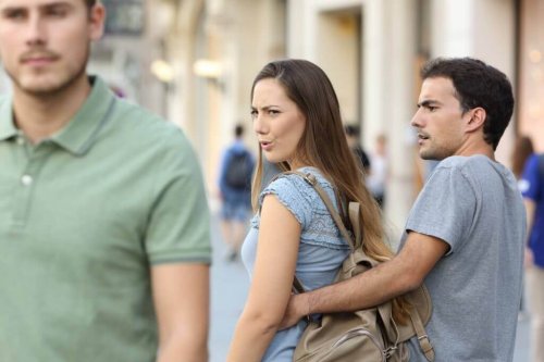 Warum sich Paare streiten: Eine Frau mit Freund starrt einem anderen Mann hinterher.