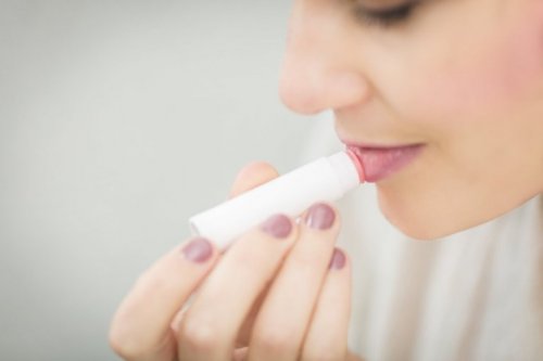 Frau trägt Lipbalm auf