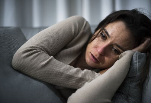 Frau weint, weil sie ihr Kind verloren hat