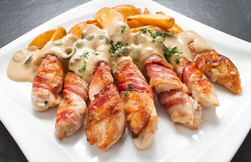 Gefülltes Hühnchenfleisch mit Frischkäse, Knoblauch und Frühlingszwiebeln