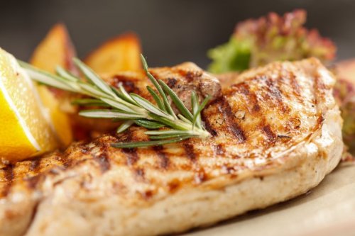 Gegrillte Hühnerbrust mit Rosmarin und Zitrone
