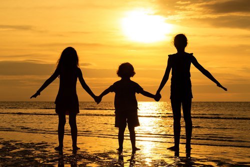 Drei Geschwister am Strand