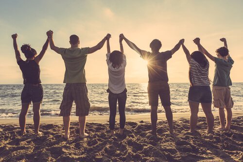 jugendliche Freunde am Strand