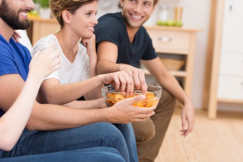 Kartoffelchips beim Fernsehen