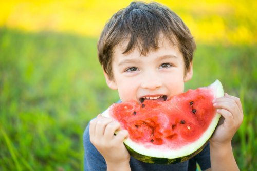 Kind isst Melone