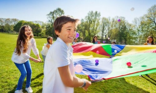 Kinder spielen im Sommer