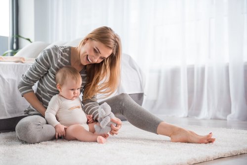 Mutter und Kind sitzen auf dem Boden