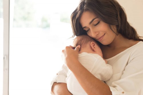 Mutter hält Baby auf dem Arm