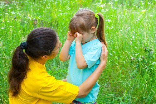 Mutter spricht mit ihrer Tochter