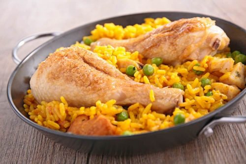 Reis mit Hühnchen auf spanische Art
