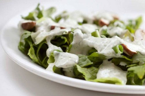 Salat mit Joghurt-Basilikum-Dressing