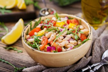 2 Arten, spanischen Salat mit weißen Bohnen zuzubereiten