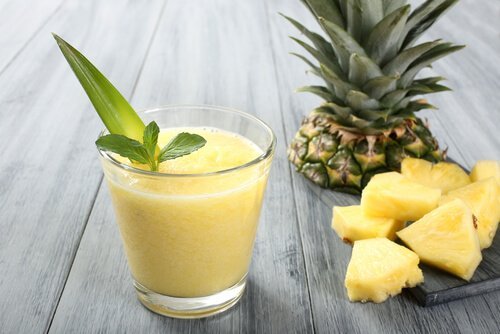 Smoothie mit Ananas und Aloe vera