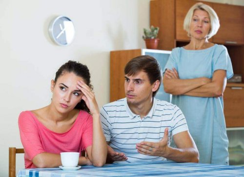 Eine Frau ist unzufrieden mit ihrem Ehemann und ihrer Schwiegermutter.