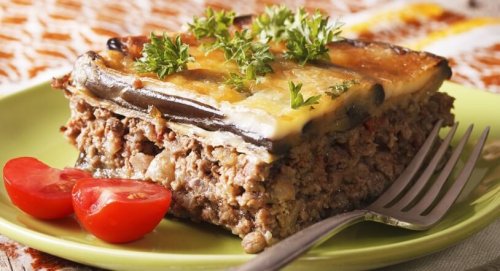 Portion Moussaka auf dem Teller