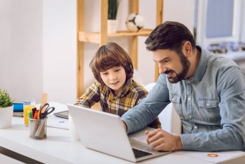 Vater und Sohn lernen zusammen