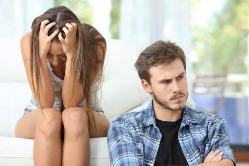 Ein sich streitendes Paar; der Mann schaut verärgert, die Frau hält sich den Kopf.