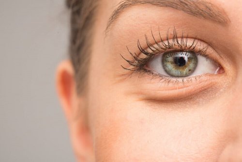 Gesunde und feuchte Augen als einer der Vorteile von Hyaluronsäure