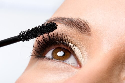 effektive Beautytricks wie das Ersetzen von Mascara 