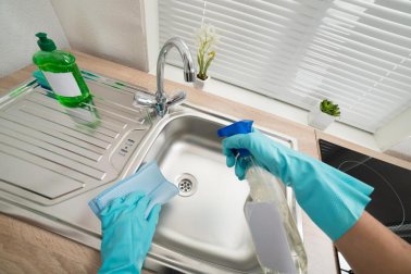 So reinigst du die Waschbecken in deinem Haushalt