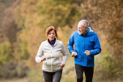 Ältere Menschen gehen joggen