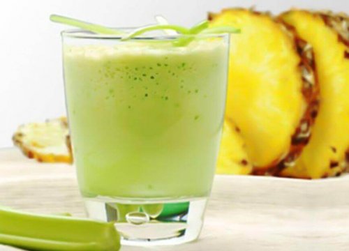 Der perfekte Smoothie, hier aus Ananas und Sellerie.