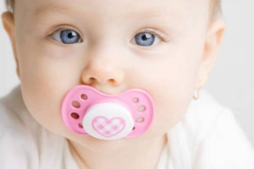 Baby mit Nuckel