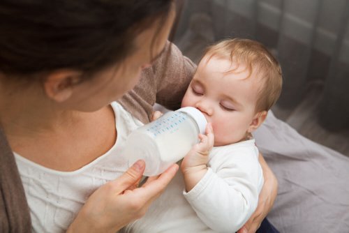 Baby trinkt aus dem Fläschchen