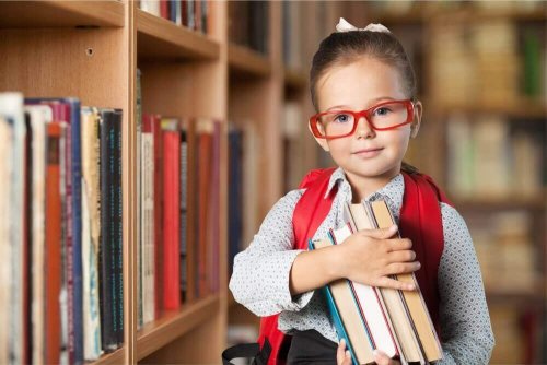 Ein begabtes Mädchen, die einige Bücher in den Händen hält.