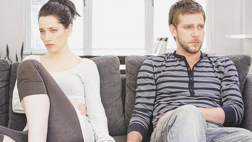 Beziehung beenden - trauriges Paar auf dem Sofa