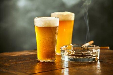 Zwei Gläser Bier und eine angezündete Zigarette.