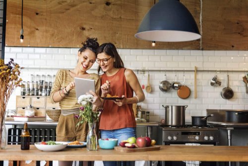 Zwei Frauen beim Kochen