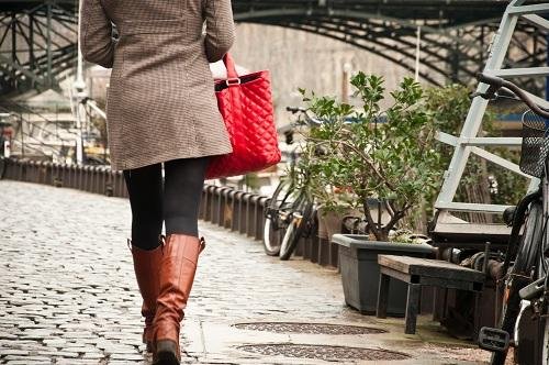 Frau läuft auf ihr Fahrrad zu